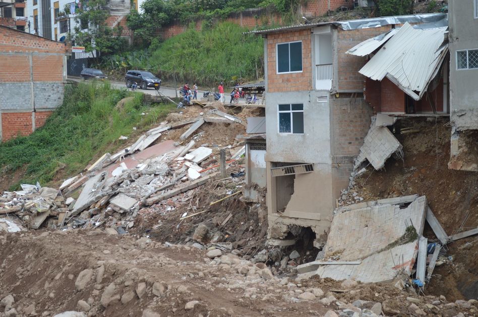 Derrumbe cierra vía Cuenca-Molleturo-Naranjal y obliga a usar rutas alternativas