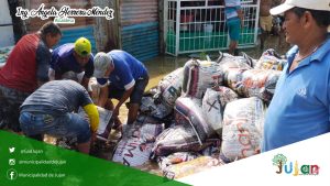 Municipalidad de Jujan llena sacos con arena para proteger el malecón y Los Antolines del invierno