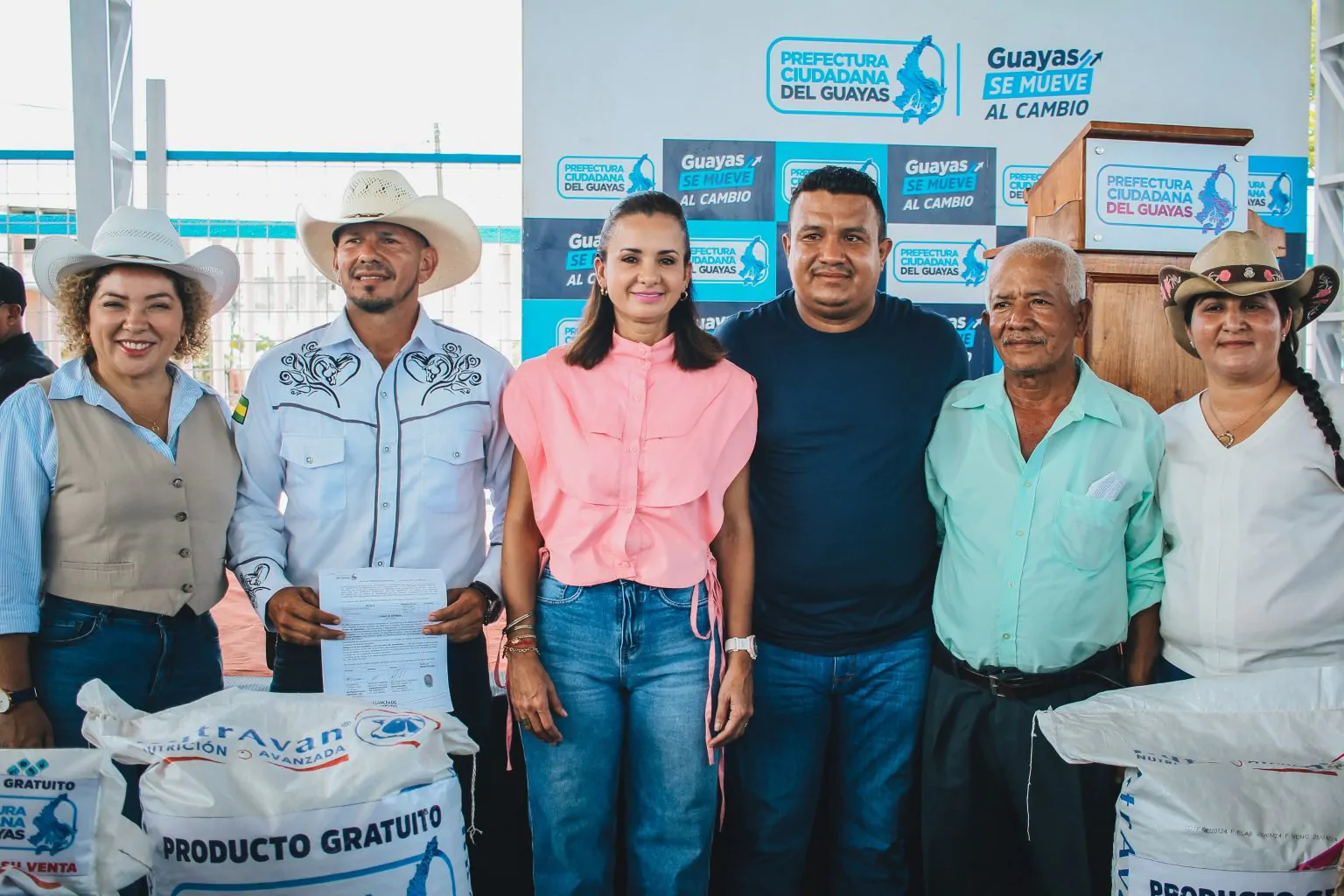 Prefectura entrega insumos a 174 ganaderos en Alfredo Baquerizo Moreno