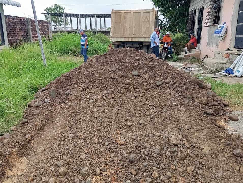 GAD Municipal mejora calles del sector 10 de Abril con maquinaria propia