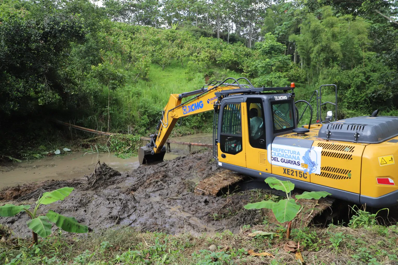 Prefectura del Guayas atiende emergencias por lluvias en Alfredo Baquerizo Moreno