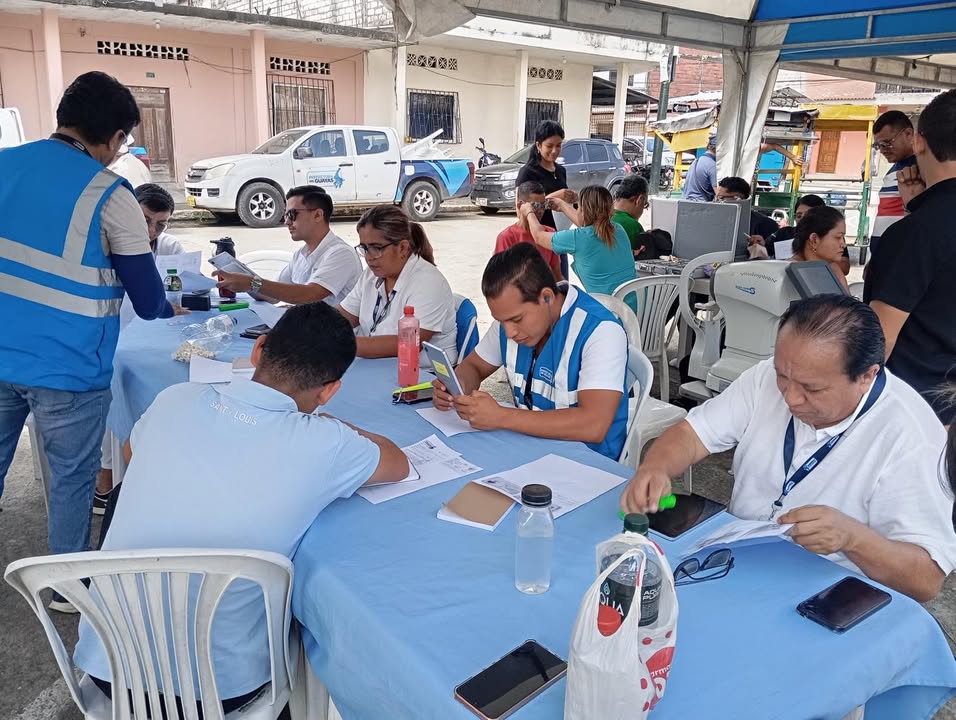 Brigada de optometría de la Prefectura del Guayas llegó a Alfredo Baquerizo Moreno