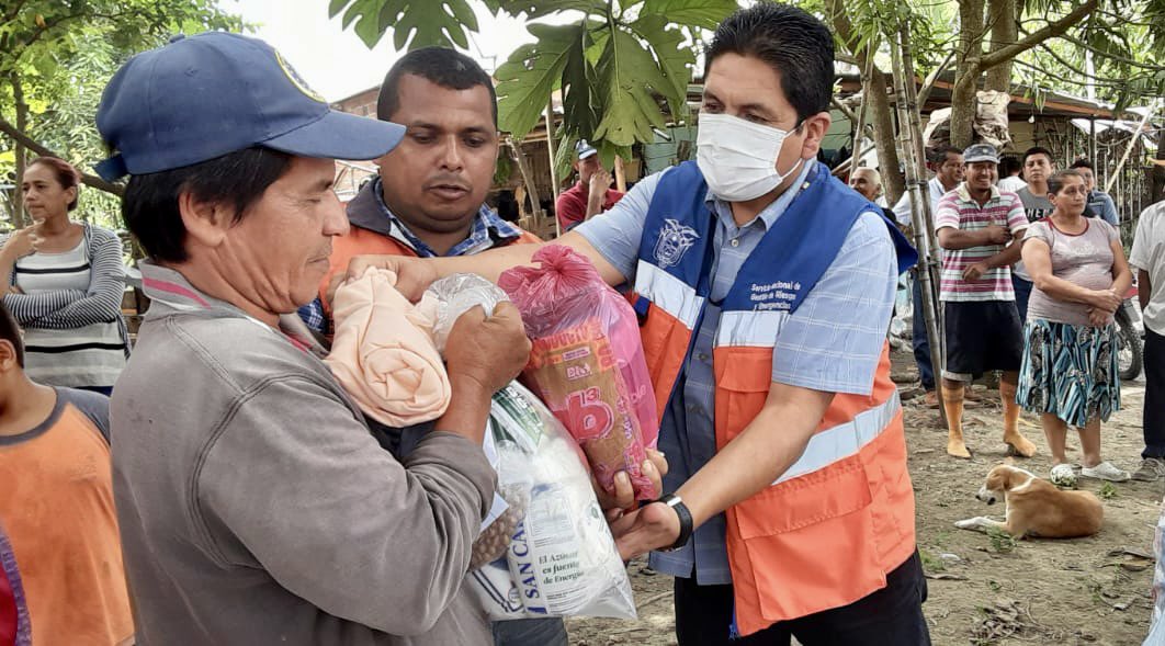 Riesgos entregó 60 raciones y toldos a familias en La Semira por las lluvias