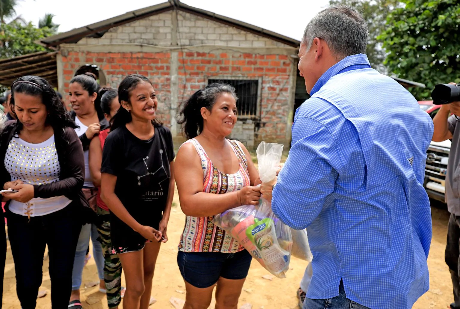 Prefectura del Guayas entrega ayuda humanitaria en La Providencia, Jujan