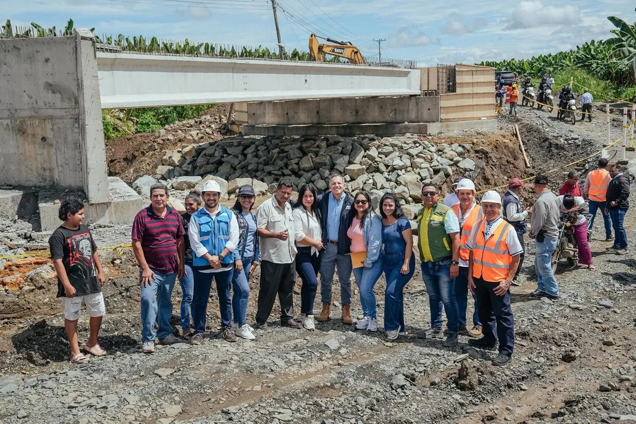Prefectura del Guayas avanza en rehabilitación vial en Simón Bolívar y atiende emergencias en Jujan