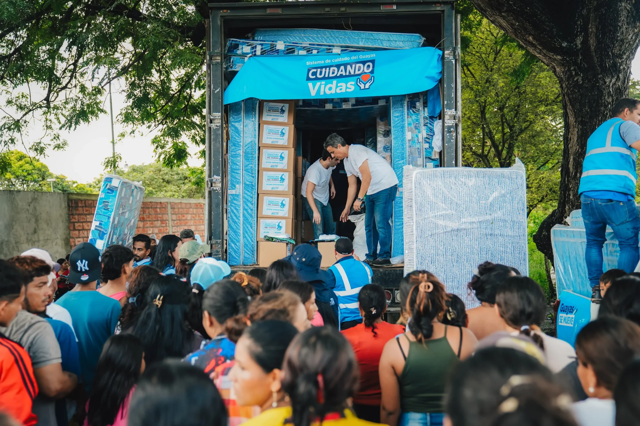 Prefectura del Guayas lleva ayuda humanitaria a zonas aisladas por el invierno