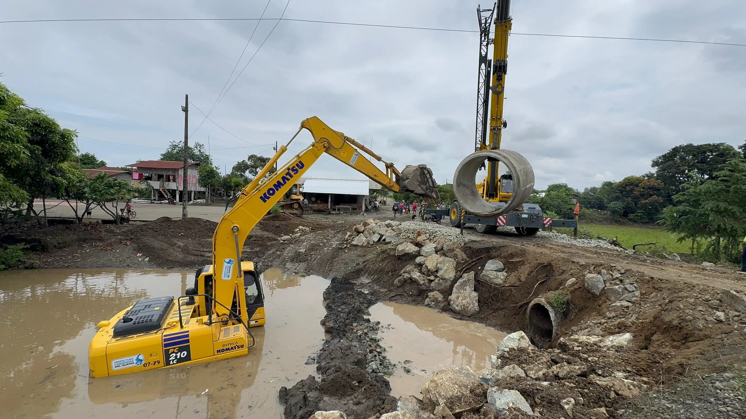 Prefectura del Guayas atiende socavón en represa Chilintomo, Jujan