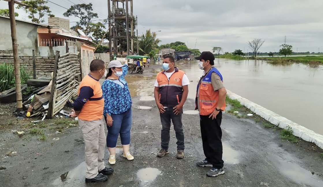 Técnicos evalúan daños por desborde del río Los Amarillos en el cantón